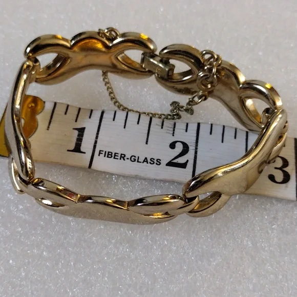 Monet beautiful faux gold linked bracelet. - Picture 5 of 8